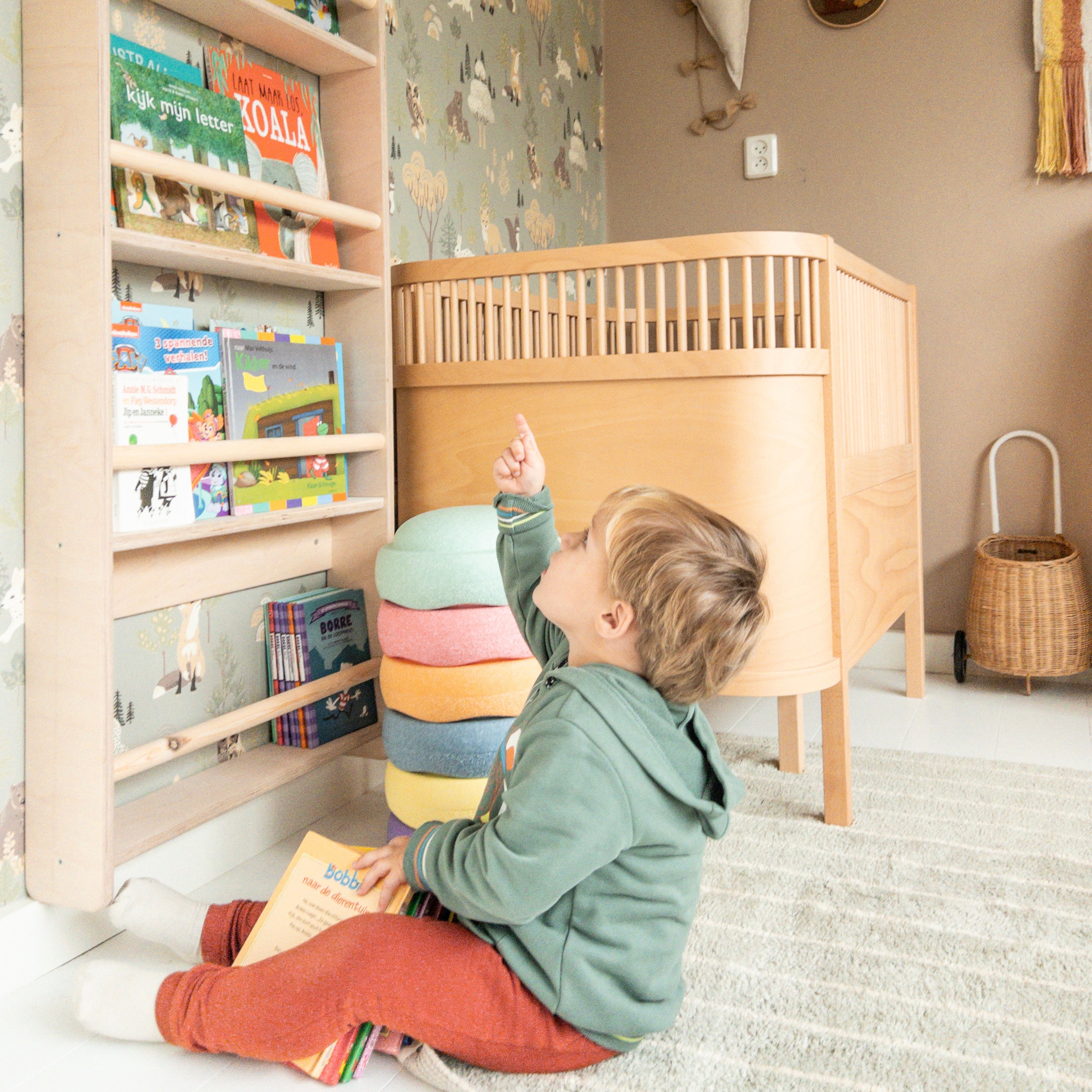 Montessori børneværelse bogreol | 5 hylder - natur