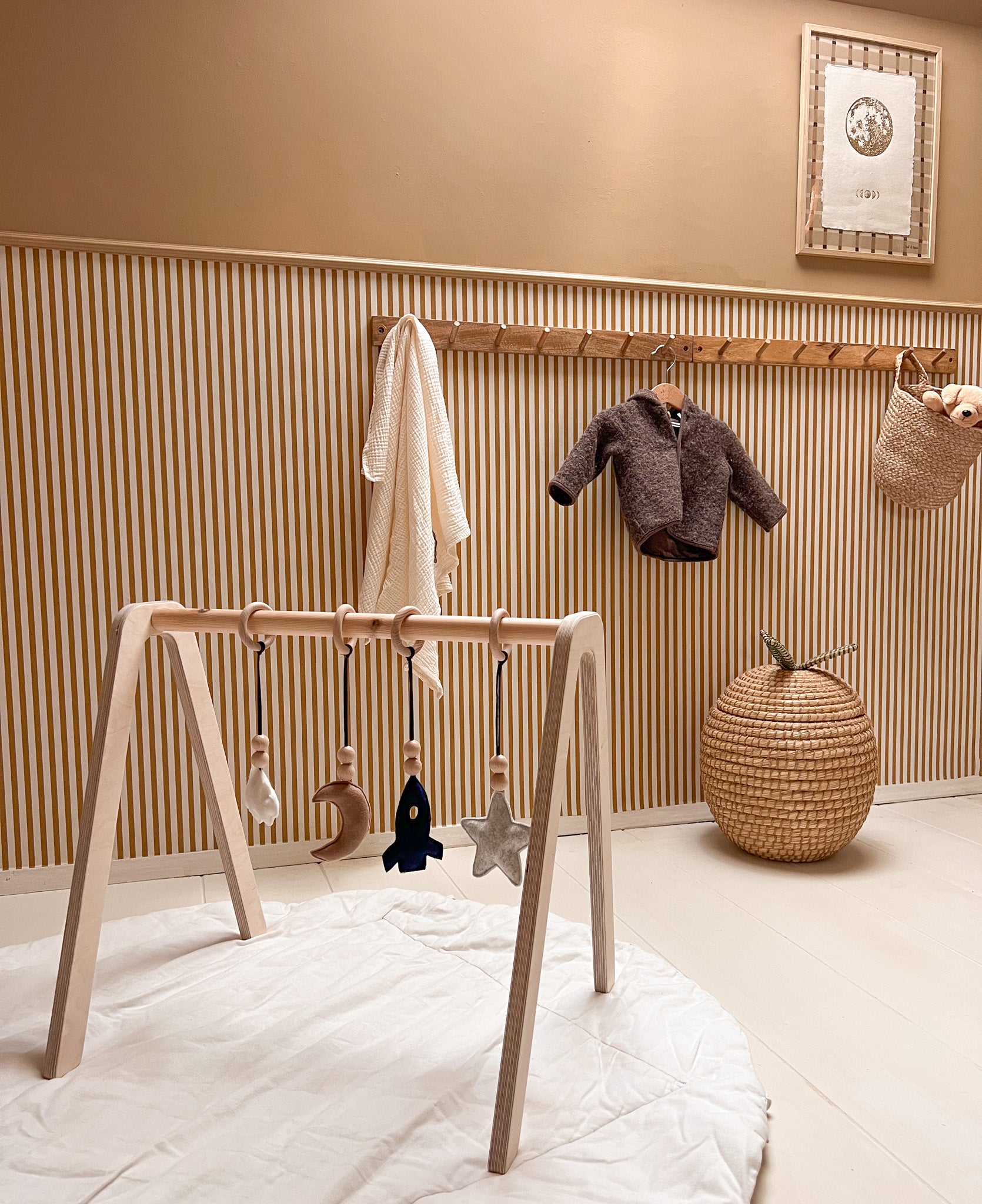 Baby gym in legno, con spazio appendiabiti