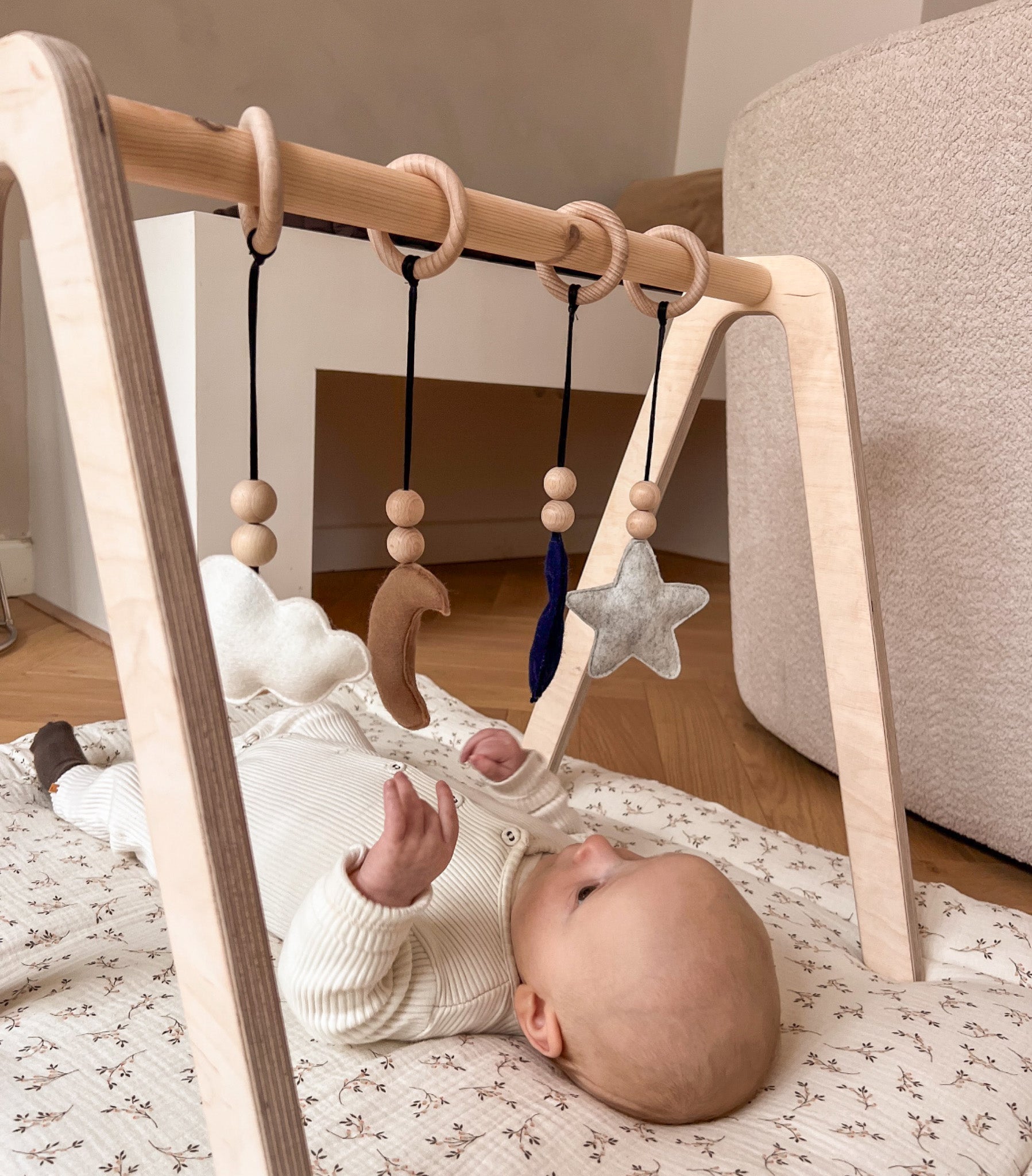 Baby gym in legno, con spazio appendiabiti