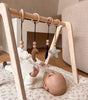 Gimnasio para bebés de madera, con perchas espaciales.