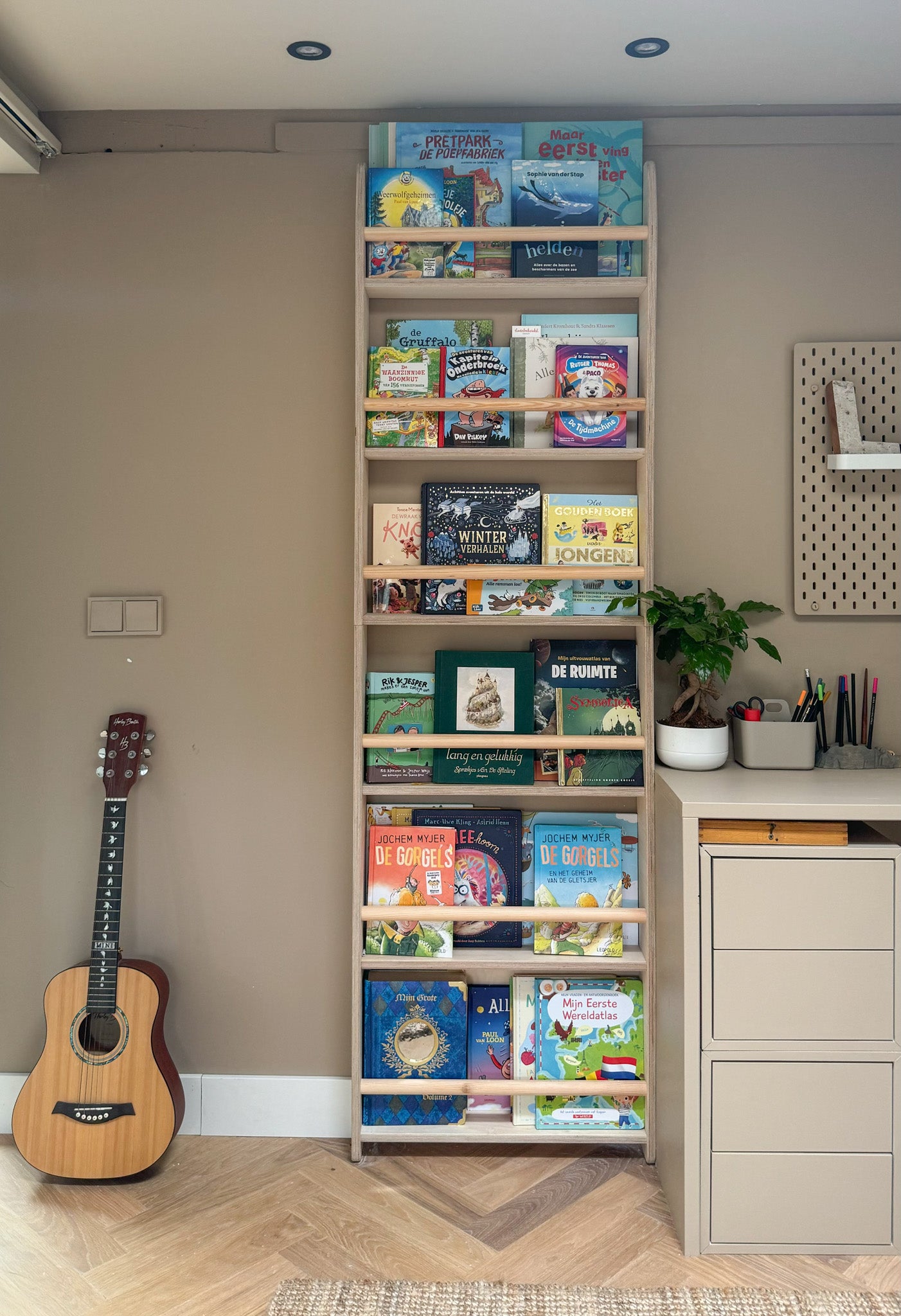 Montessori børneværelse bogreol | 6 hylder - natur