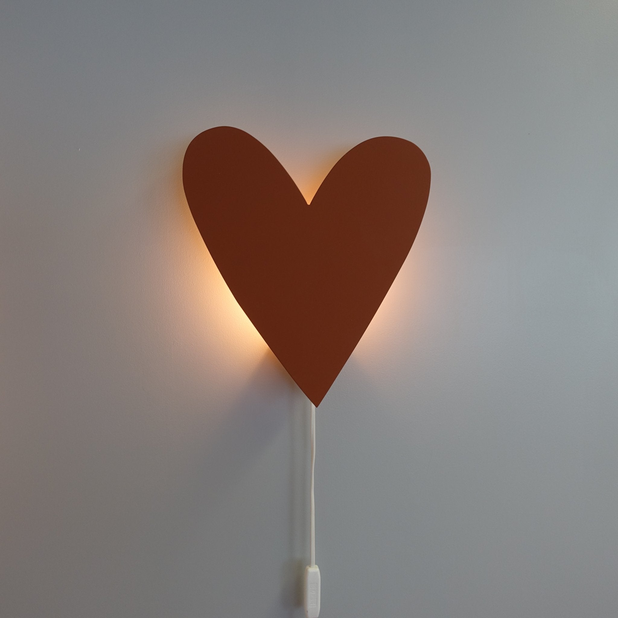 Drewniana lampa ścienna do pokoju dziecięcego | Serce, ceglastoczerwony