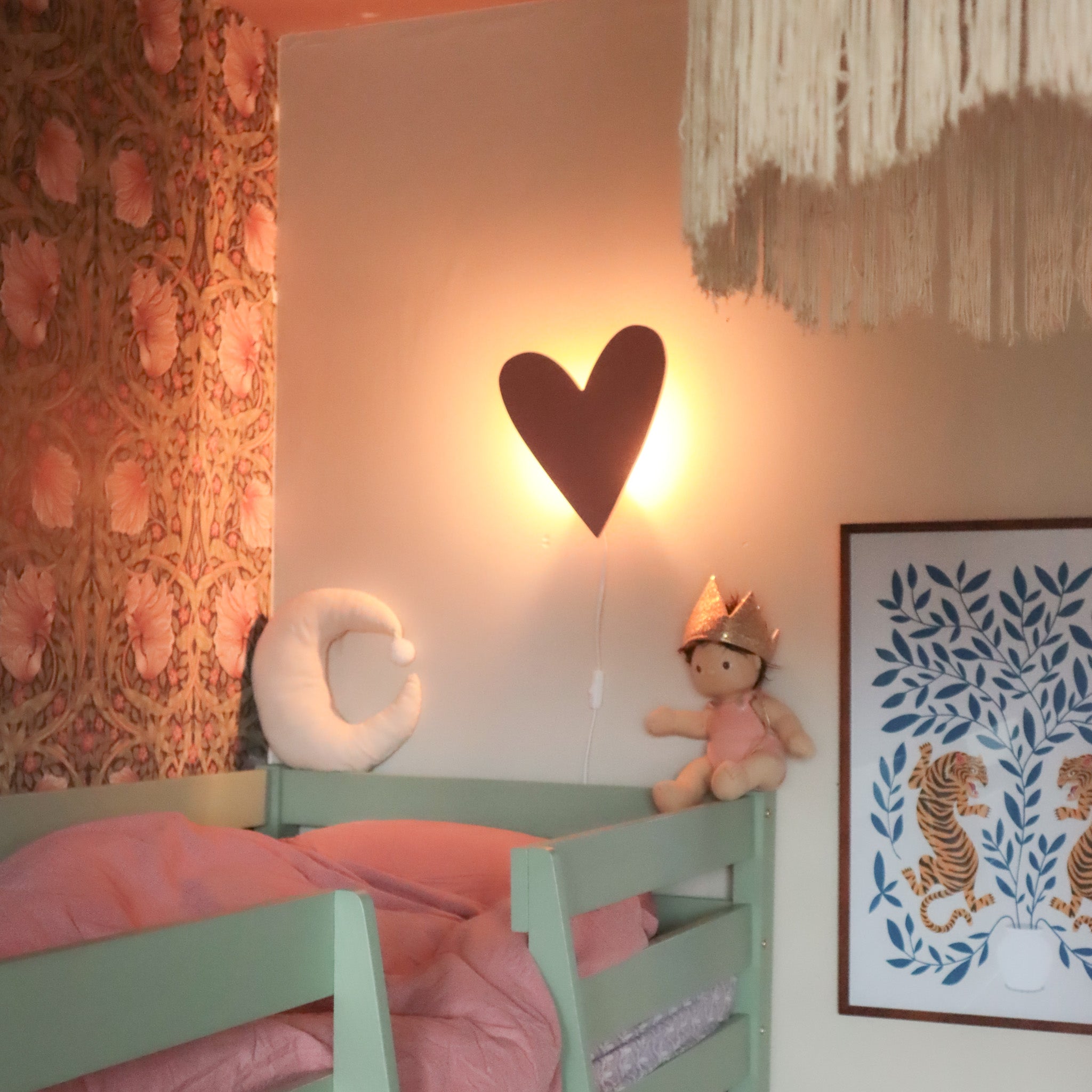 Drewniana lampa ścienna do pokoju dziecięcego | Serce, Terra Różowy