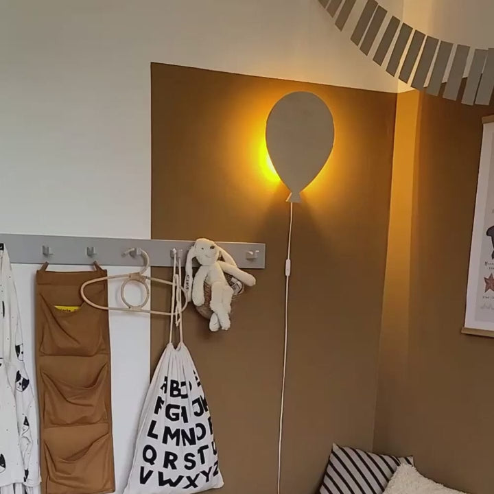 Drewniana lampa ścienna do pokoju dziecięcego | Balon